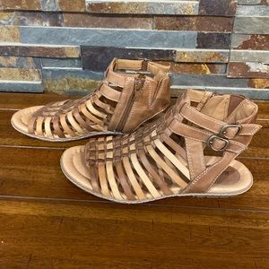 Earth Woman’s Sky Soft Leather Sandal, Almond color, size 7B(M) US